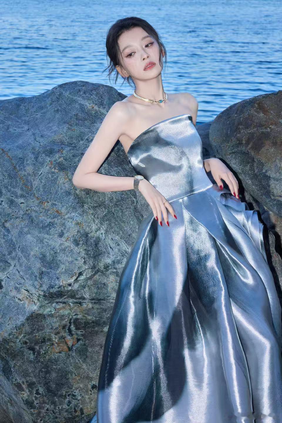 孙怡怎么把海浪穿在身上 银色缎面长裙，海浪背景，这身搭配真是“浪漫极了”。孙怡不