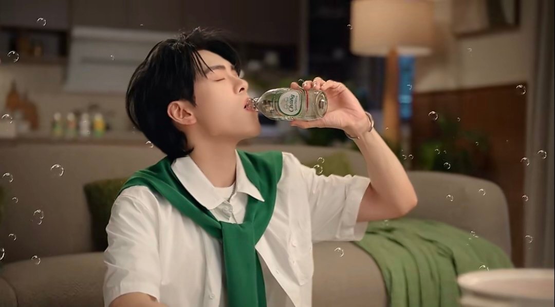 一起给曾舜晞打Chill开瓶泰象Chill是现在  谁能拒绝泰象苏打水与曾舜晞的