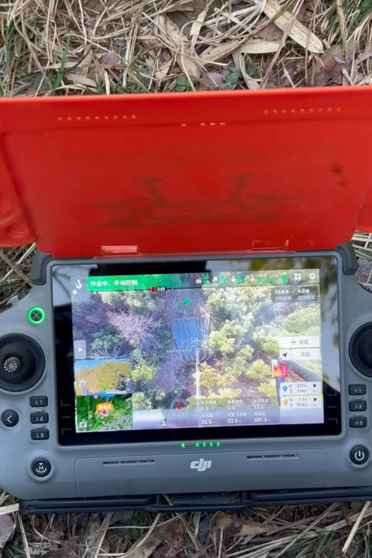 科技改变工作方式，这个地方真的是吊车也吊不到，人工也抬不了，无人机来了✈️（黄强