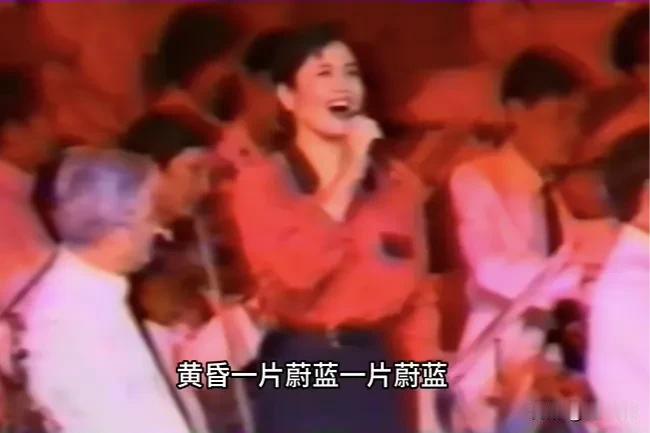 1991年电影界赈灾义演晚会李秀明演唱歌曲《蓝色的爱恋》
我觉得这首歌是她唱得最