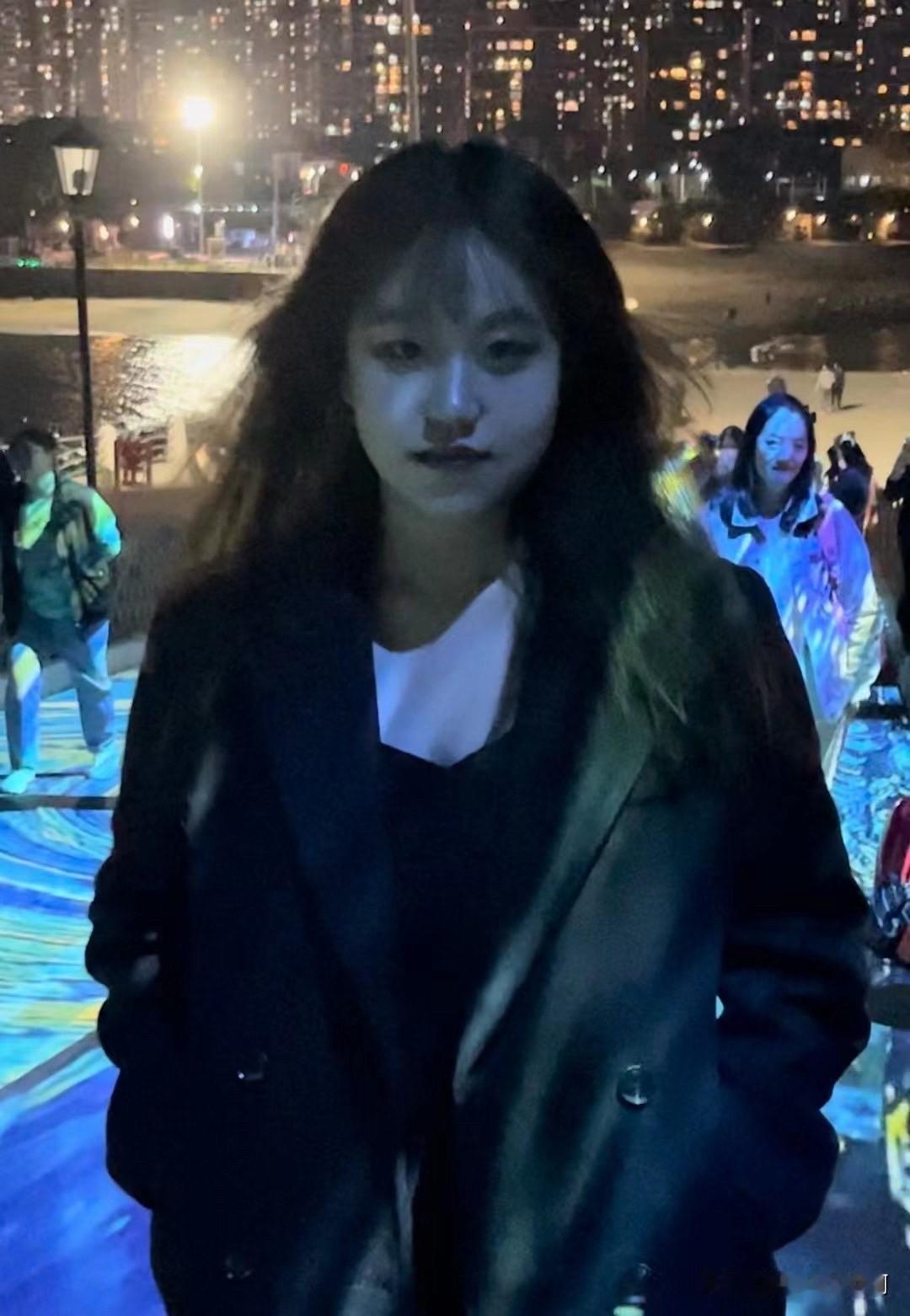 扔在聪明孩子堆里不显眼，扔在学渣堆里还挺突出，一瓶子不满半瓶子咣当的主。
我对她