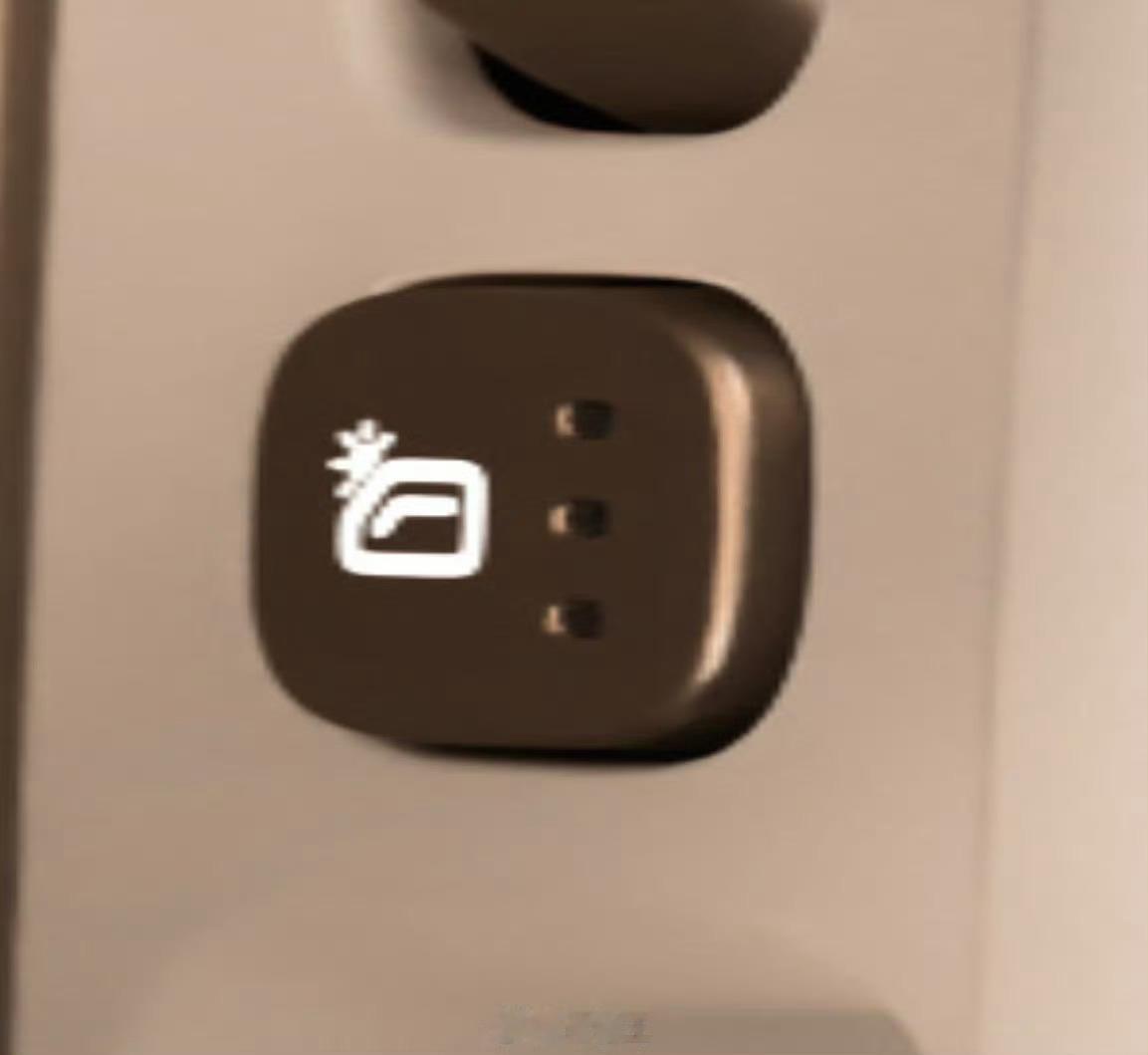 总结一下老师扒出来的L9 livis内饰细节：- 前排水杯架和无线充电位置互换，