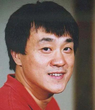 1997年，何冰遇到了多年未见的女同学李海洋，女同学说：“我都29了，嫁不出去了