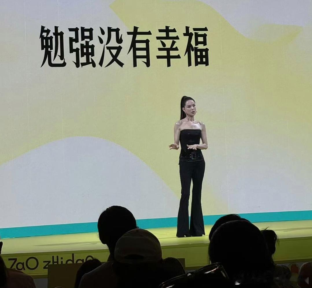近日，李若彤穿露肩装，大秀肌肉，发问网友自己60岁的身体状态是否健康。视频里，她
