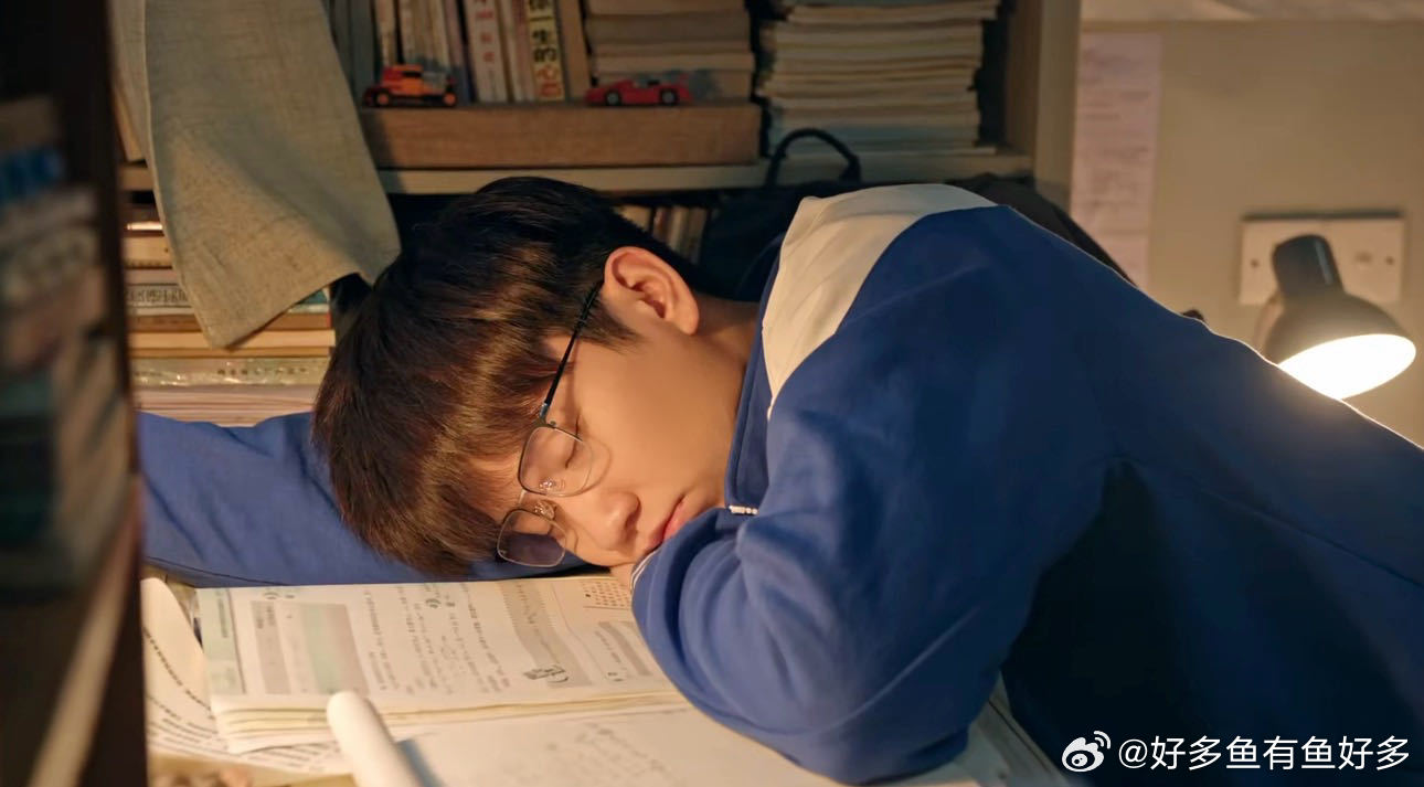 王子奇你怎么还有两幅面孔 😆曹信不只是单薄的乖乖仔，懂事是保护外壳，骨子里藏着