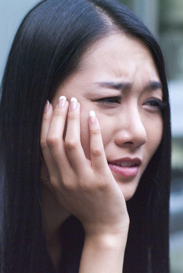 马年春节到眼前，
思绪万千心里烦。
走亲访友打点官，
工资就那小几千。
精打细算