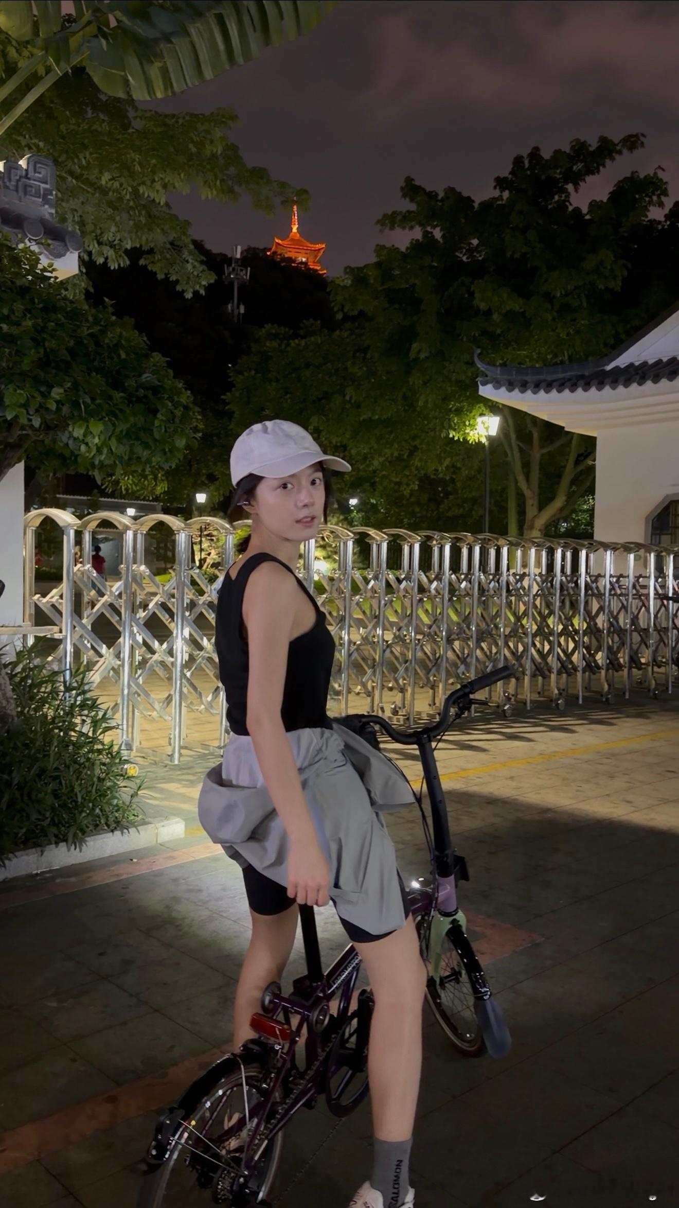 赵今麦citybike九宫格今日也是健身宝宝、晒得素颜骑行很漂亮。赵今麦