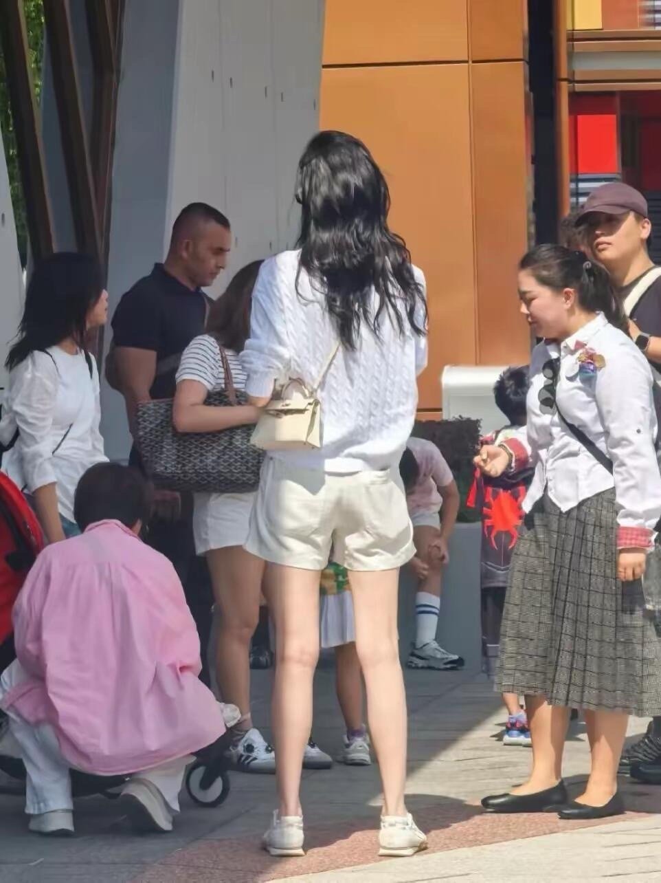 奚梦瑶带俩娃游迪士尼，三人手牵手好温馨 ​​​