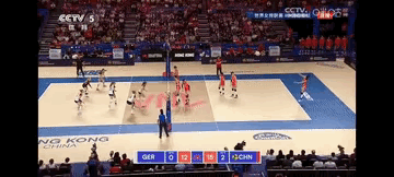 中国女排几次顽强防守，朱婷、李盈莹、袁心玥、王媛媛都在，就是拿不下这一分，二传刁