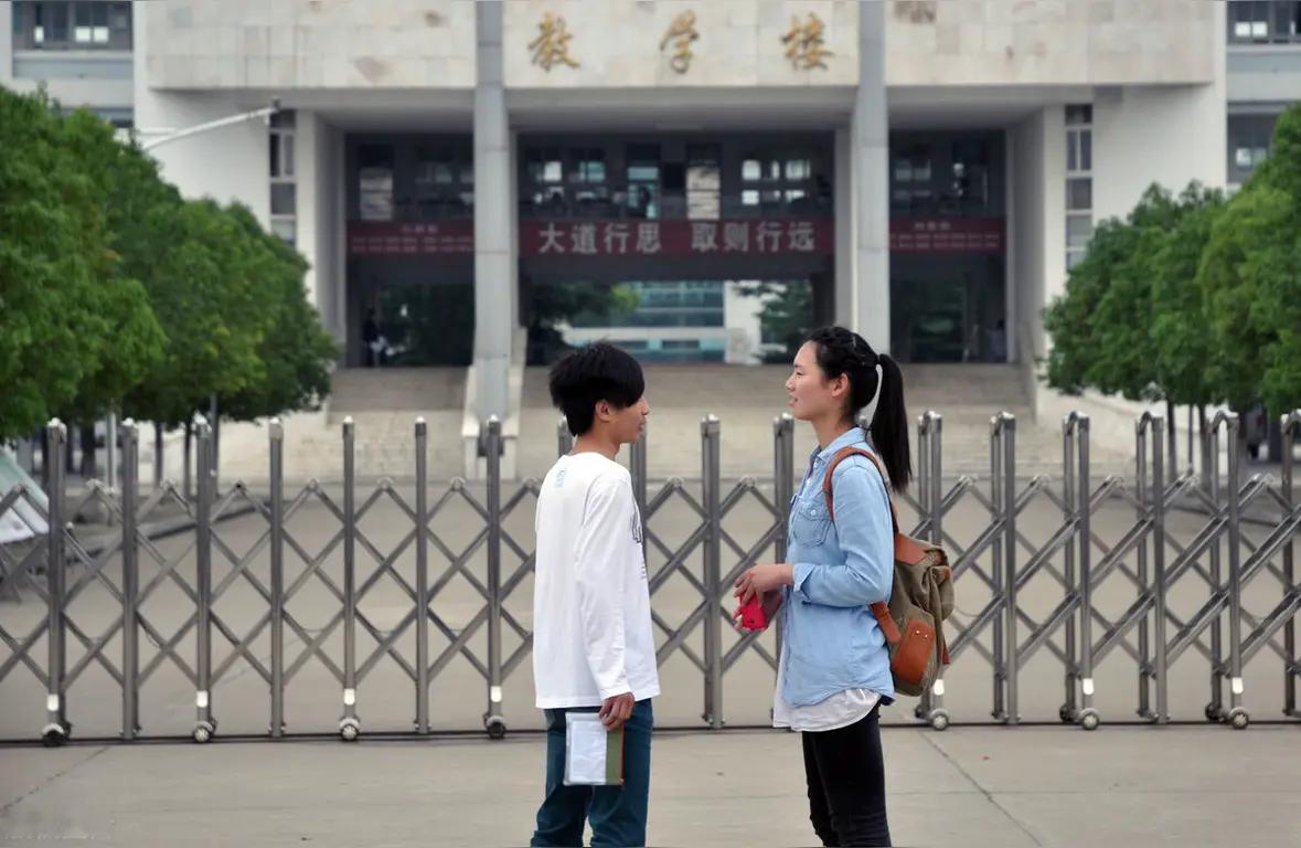 刚一个远房亲戚打电话给我，说能不能把他的孙子弄到城里读书，还说要活动经费尽快开口