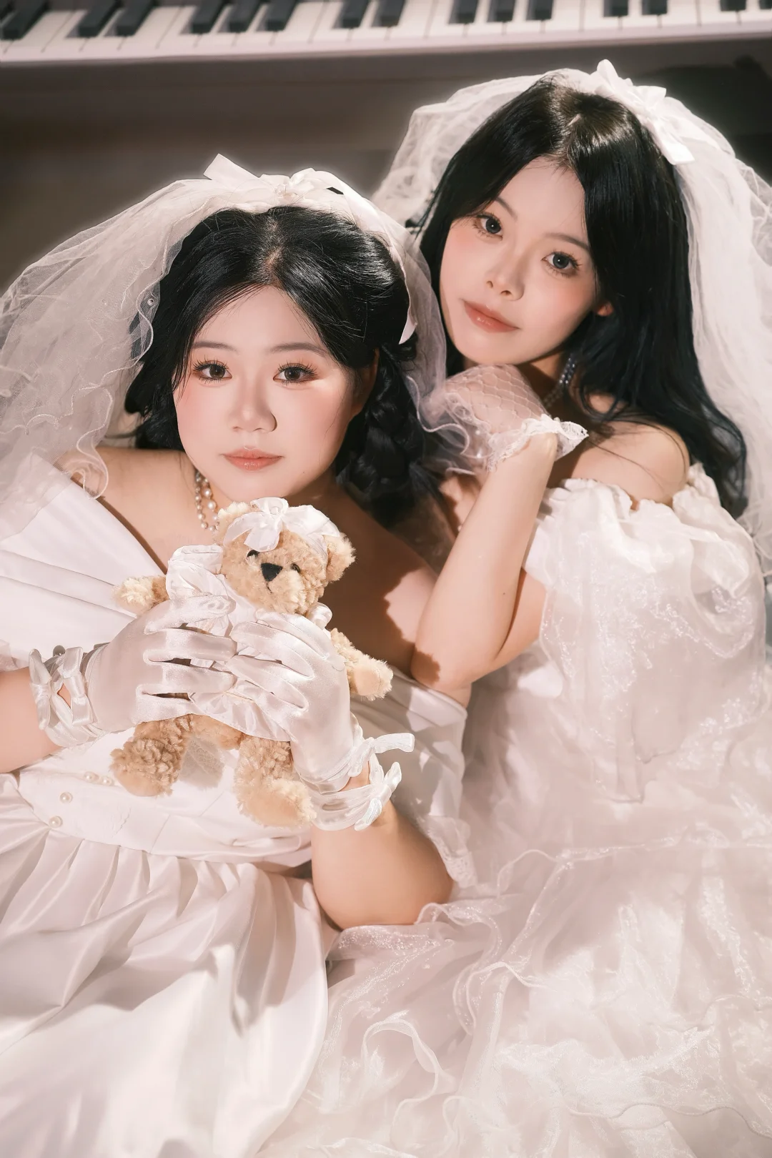 分享一些法式婚纱闺蜜照姿势～