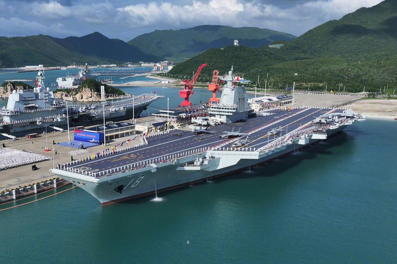 2025年11月5日福建舰服役精彩组图！
满载排水量：约8.8万吨
归属舰队：南