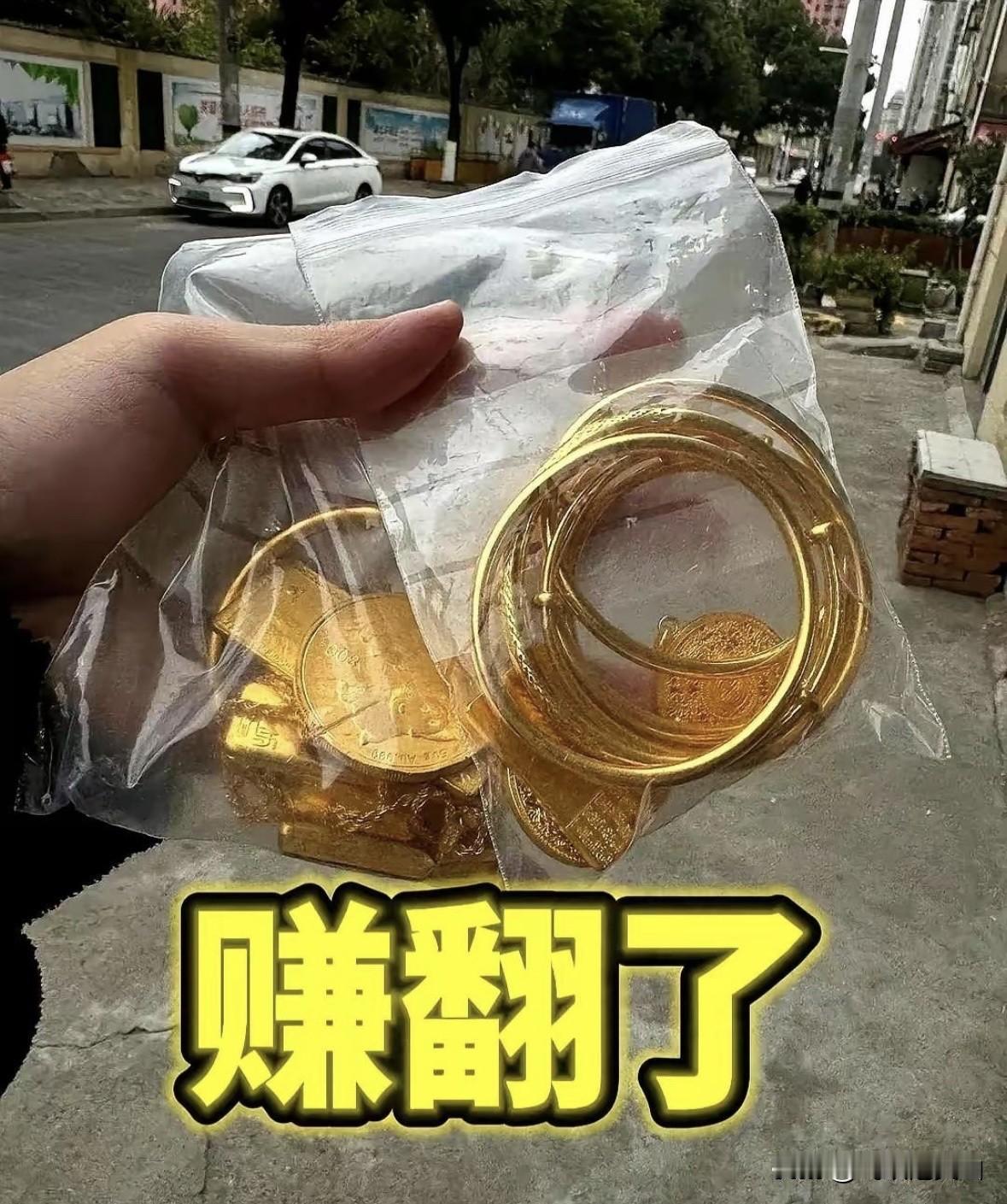 黄金今天的涨势，是真猛呀 
在车上的我应该赚翻了吧
