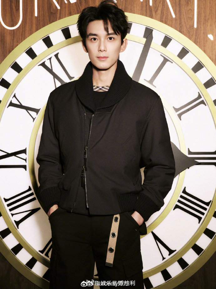 吴磊Burberry风衣大片 黑白光影定格惊艳瞬间，吴磊凭借出色气质完美诠释经典