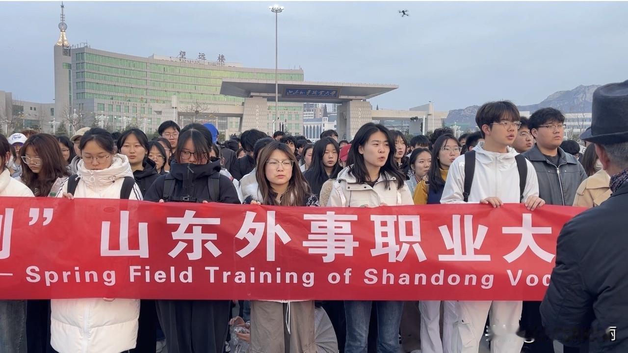 今天早上六点，银滩东边就已经闹起来了。

山东外事职业大学南门的学府广场上，四千