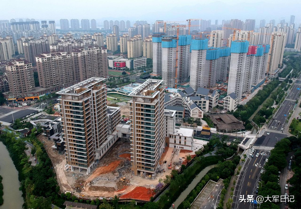 当年抢破头的一楼，如今白给都嫌麻烦
 
楼市高峰期，一楼二楼抢都抢不到，人人都觉