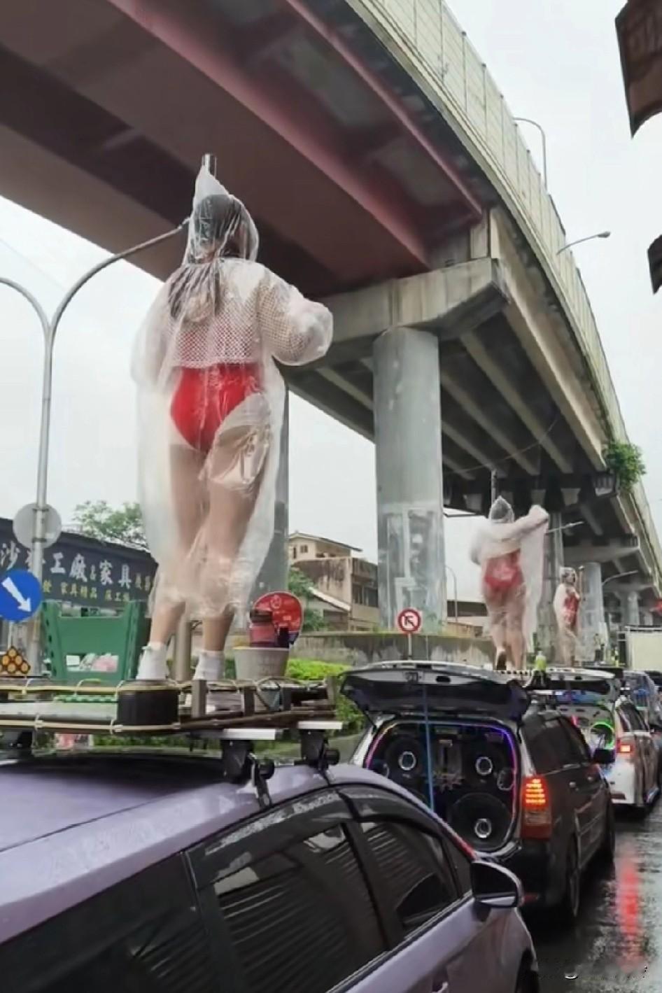 台湾真的是一个很神奇的地方！
乍一看，还以为是被墨西哥毒枭，挂天桥底下的大体…