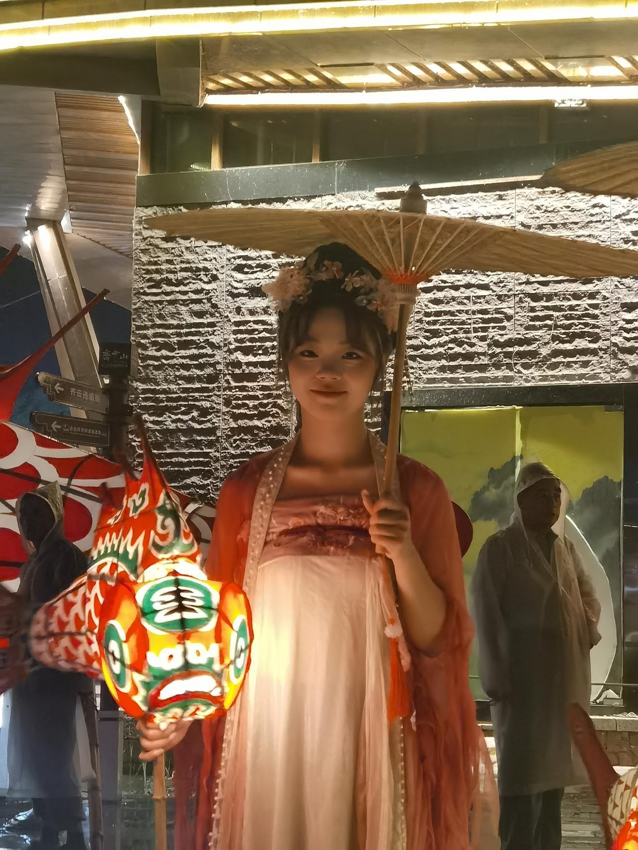 齐云山脚下的夜游值得一看，下着雨也不中断表演，很敬业。

到齐云山旅游， 建议在