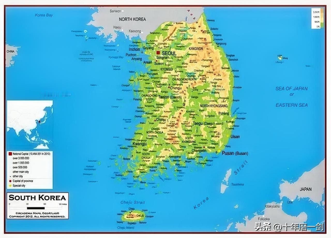 韩国学校悬挂的韩国地图通常是现代政治地图或自然地理地图，会准确标注韩国的领土范围