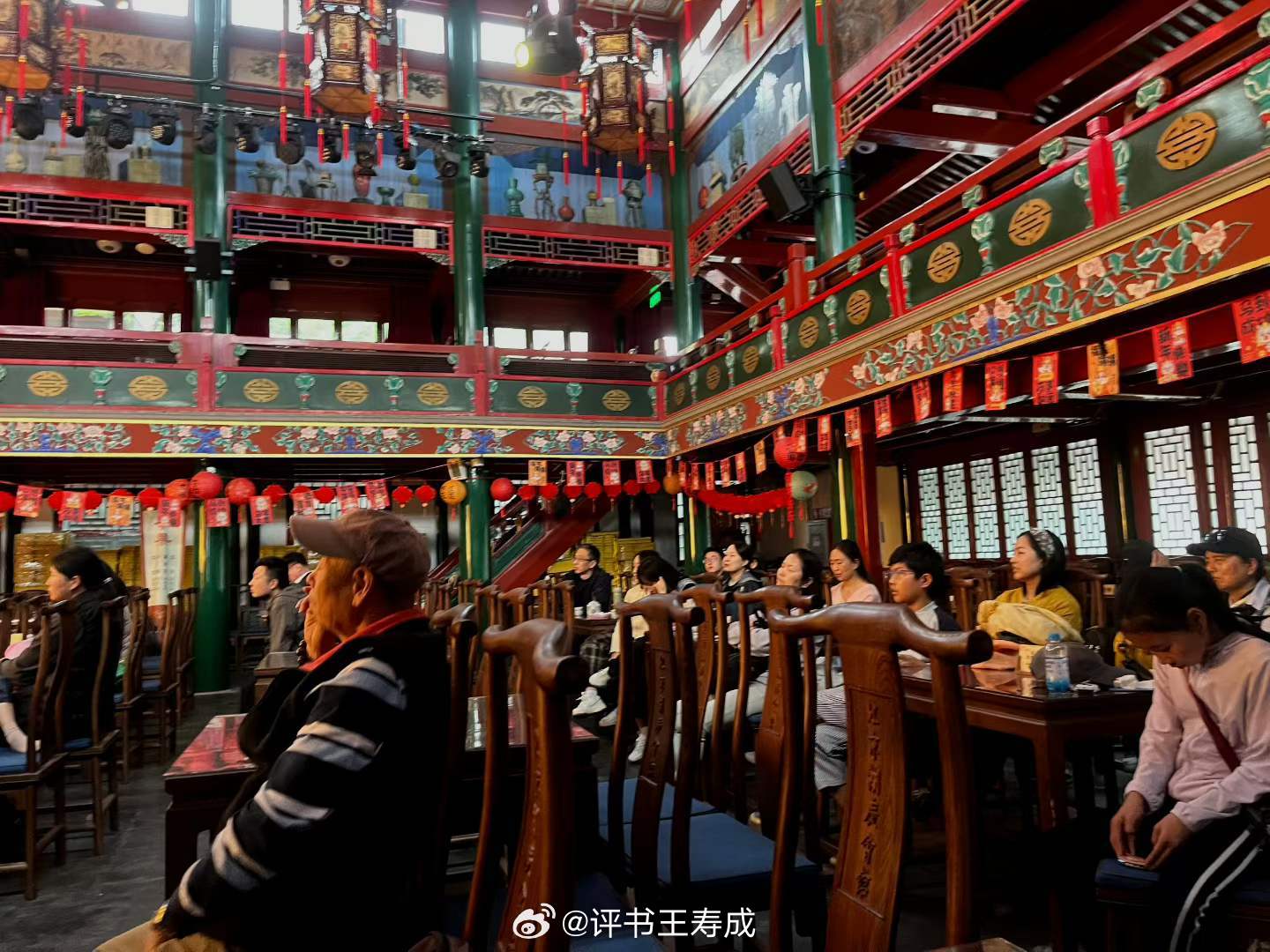 是观众坐在台下看演员表演呢？还是演员坐在台上看观众表演呢？王寿成先生关于“演员坐