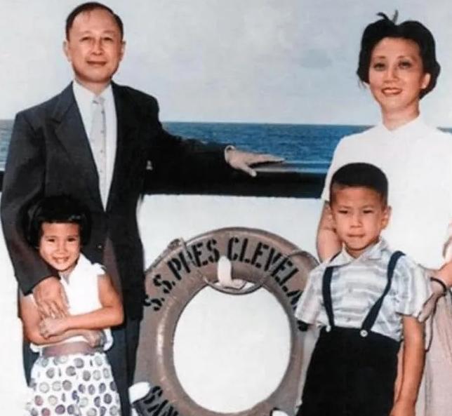 1955年，44岁的钱学森，带全家回国。船到夏威夷时，有位满头银发的老太太，指着