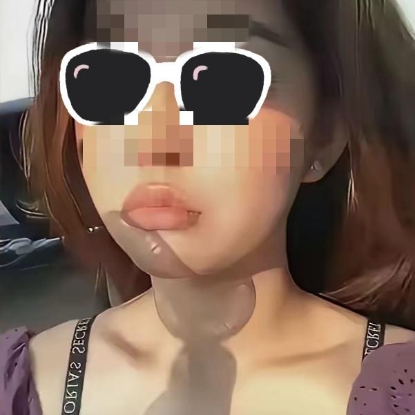 摸臀事件当事人又落泪了。
近日她情绪崩溃，在镜头前当众哭了出来。她坦言，自己至今