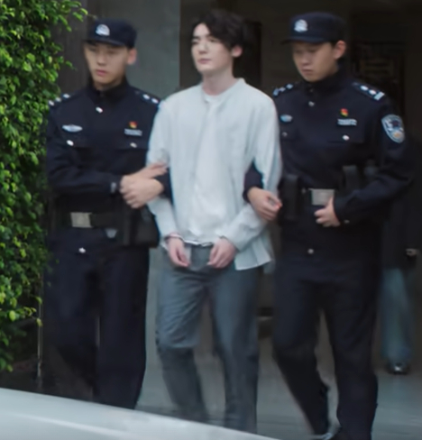 我不知道他哪里来的勇气和体育生打架 这下好了 坐牢去了 