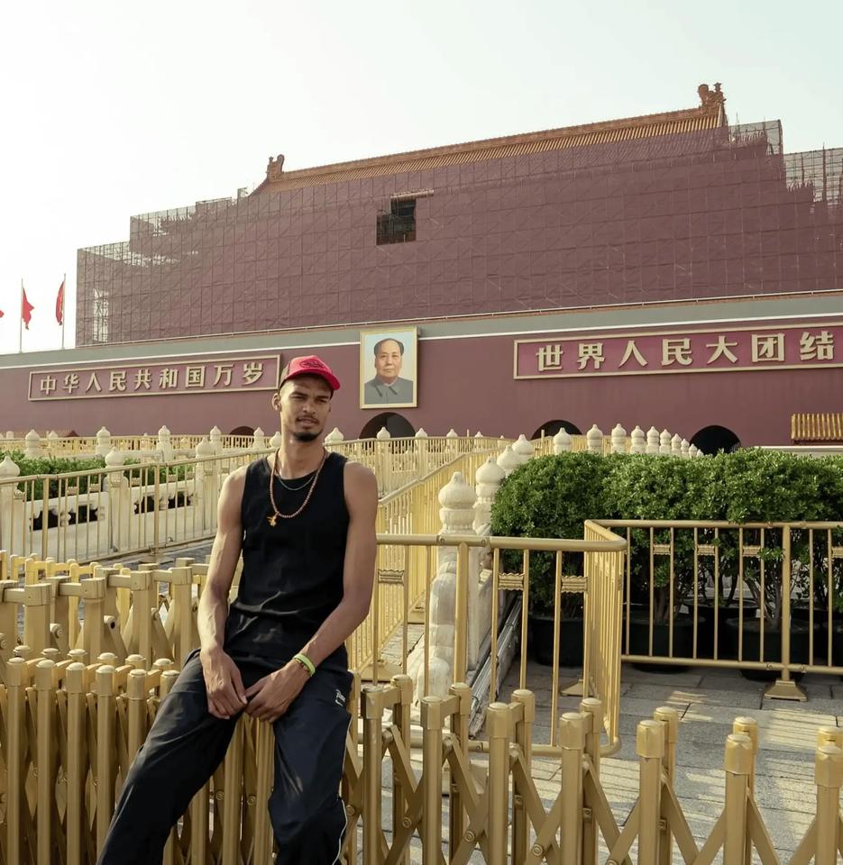 不说别的就凭文班亚马把和天安门城楼合影照发布在外网社交账号，这小伙子就值得状元的