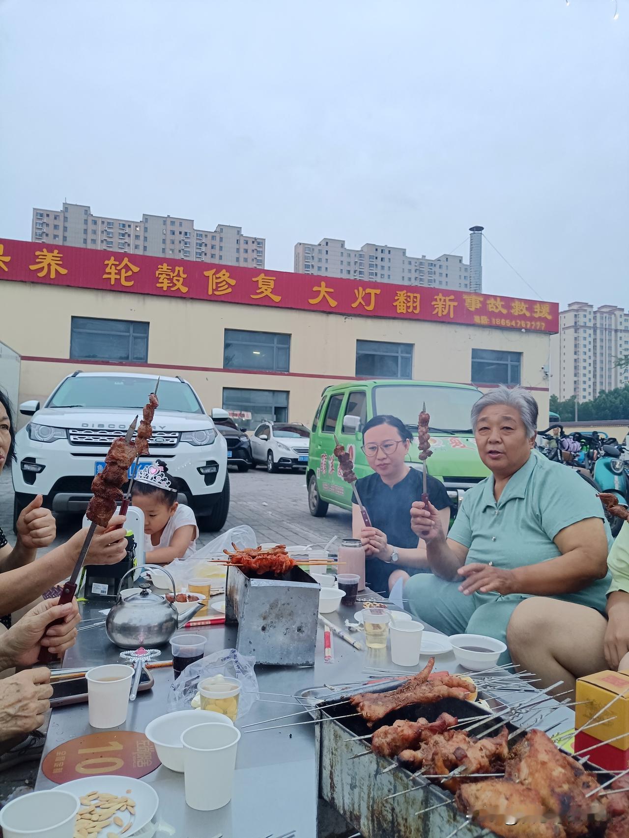 今早在刘家老豆腐吃了一碗老豆腐，一个鸡蛋，一个烧饼，共计花了0.3元，是在抖音上