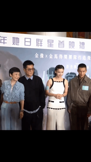 古天乐带的这个女孩了不得，跟在老板身边稳站C位一点也不客气～大大方方的挽住古天乐