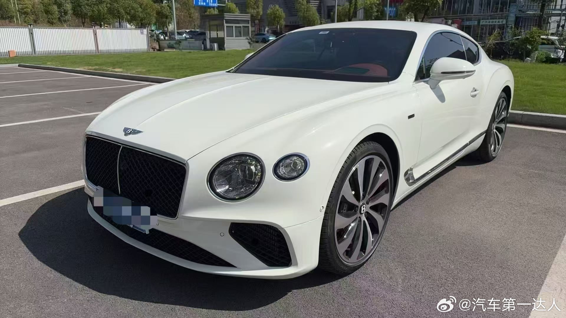 宾利欧陆GT Edition8，25年9月上牌，仅900多公里，仙女配色 带旋转