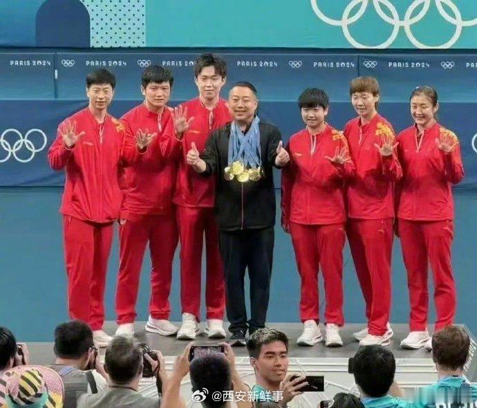 【#刘国梁戴的金牌象征中国队包揽5金#】直播吧8月11日讯：中国乒乓球队结束本届
