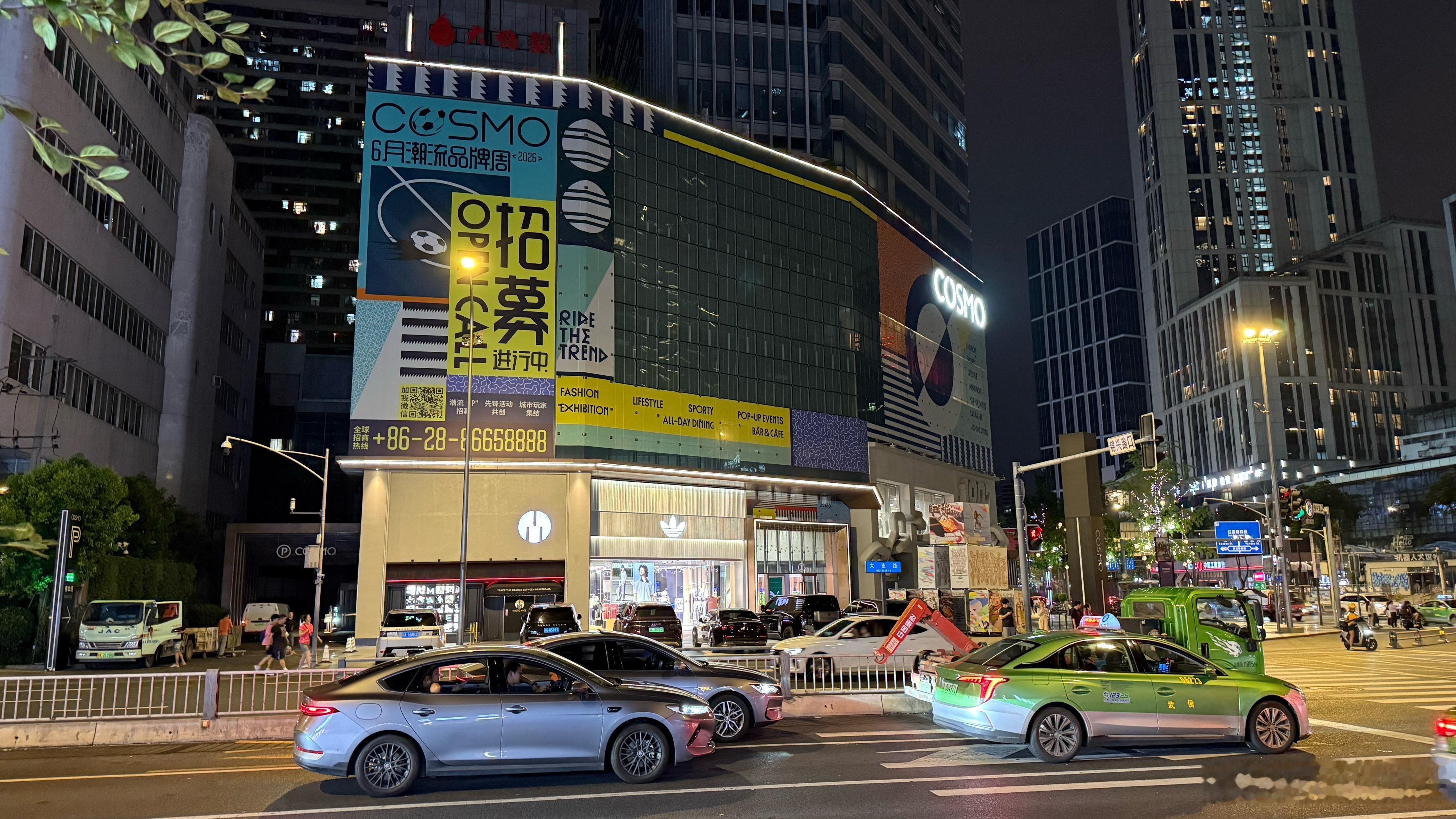 成都，据说这里是为年轻人打造的一个购物中心。 成都·COSMO