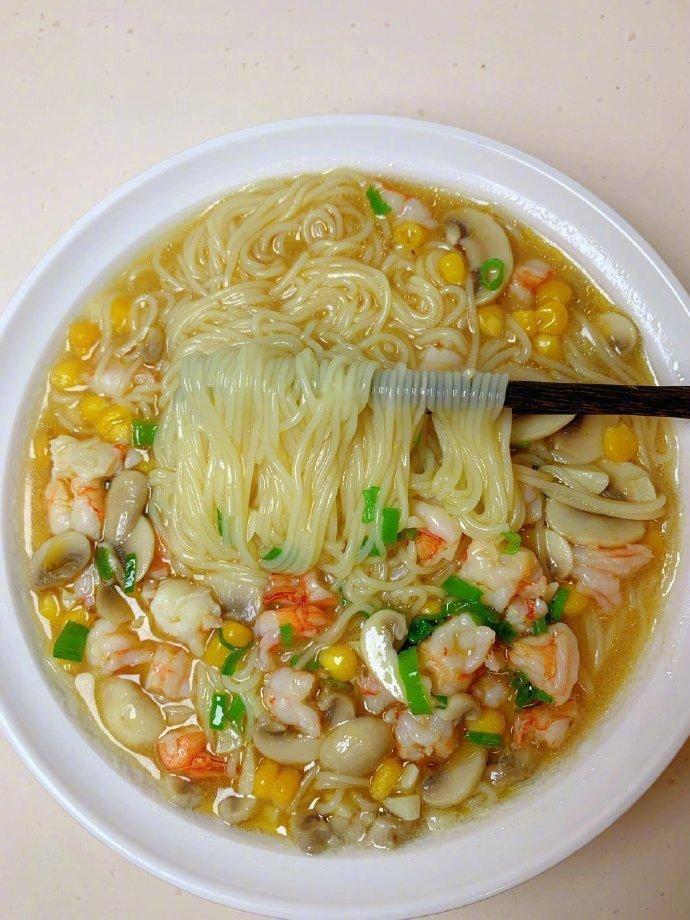 家人们谁懂啊...已经连续吃四晚了还不腻🍜 