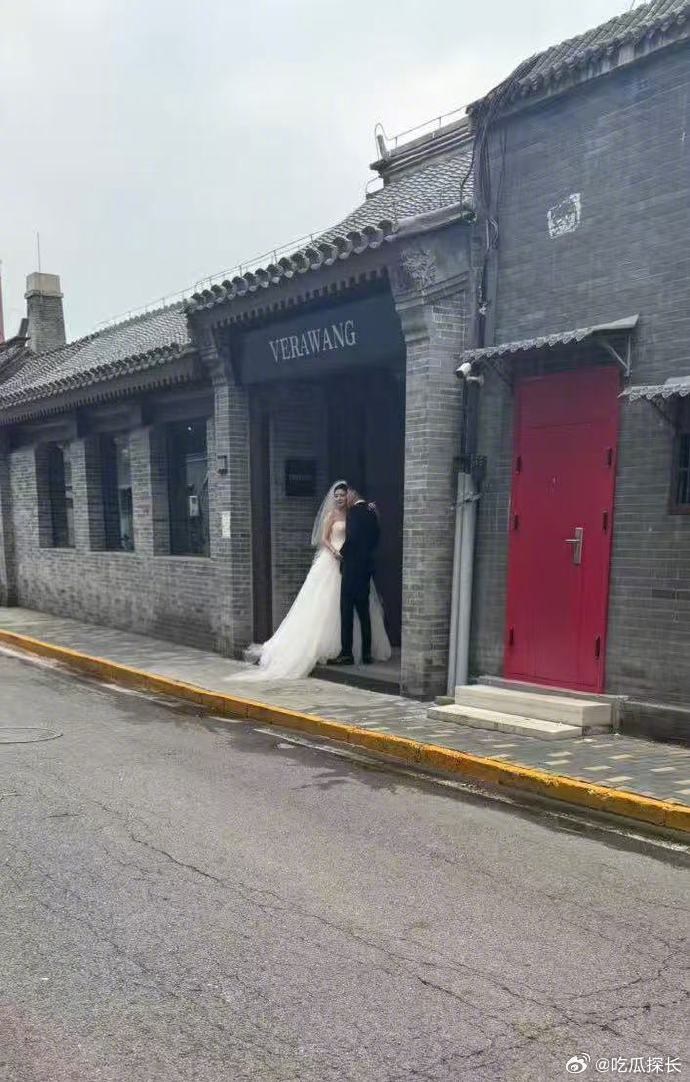 徐冬冬尹子维试婚纱路透 徐冬冬尹子维试婚纱路透，期待两位新人的亮相~ 徐冬冬尹子