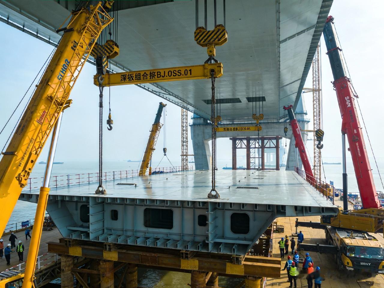 🔥 重大工程｜扬州造！世界最大悬索桥首片钢梁吊装成功！
 
扬州企业又啃下“硬