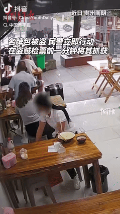 “解气了！”贵州南明，一女子在饭店就餐时，发现身后女子背了个名牌包，她趁其不备将