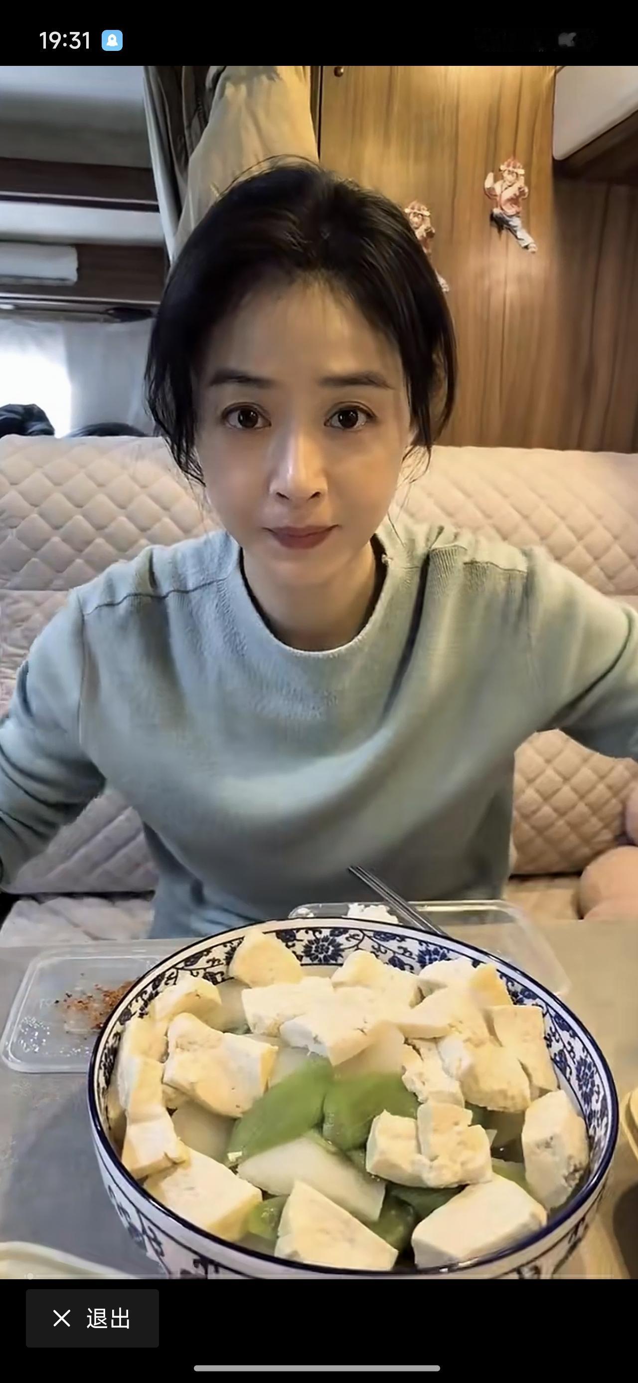 蒋欣吃的还不如我，真的哈！她吃的是健康，是不胖，是瘦！萝卜，豆腐丝瓜蘸辣碟吃。