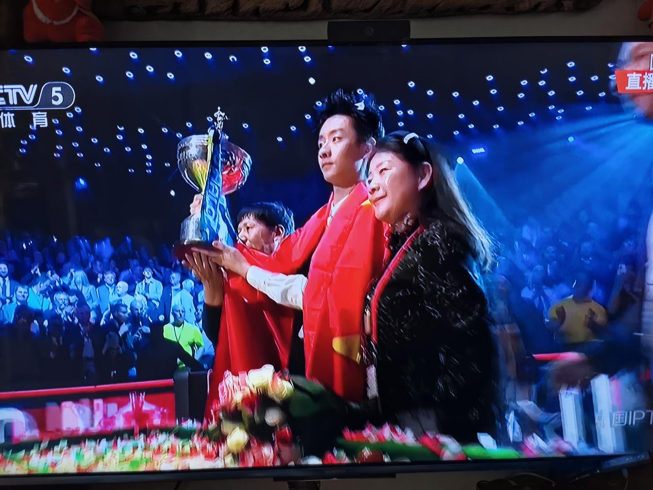 吴宜泽情商太高了!当他站上世界斯诺克锦标赛最高领奖台，接受采访时面对观众席上的爸