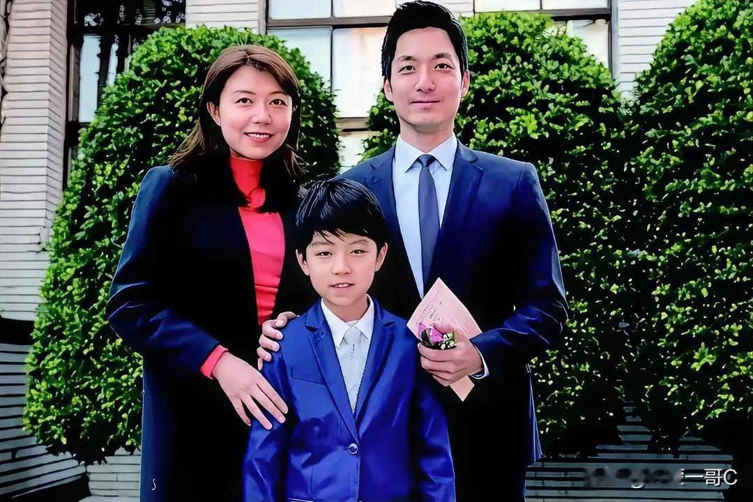 一家人其乐融融，妻子看上如很贤惠，漂亮大方，儿子乖巧玲珑，虎头虎脑，眉目清秀，英