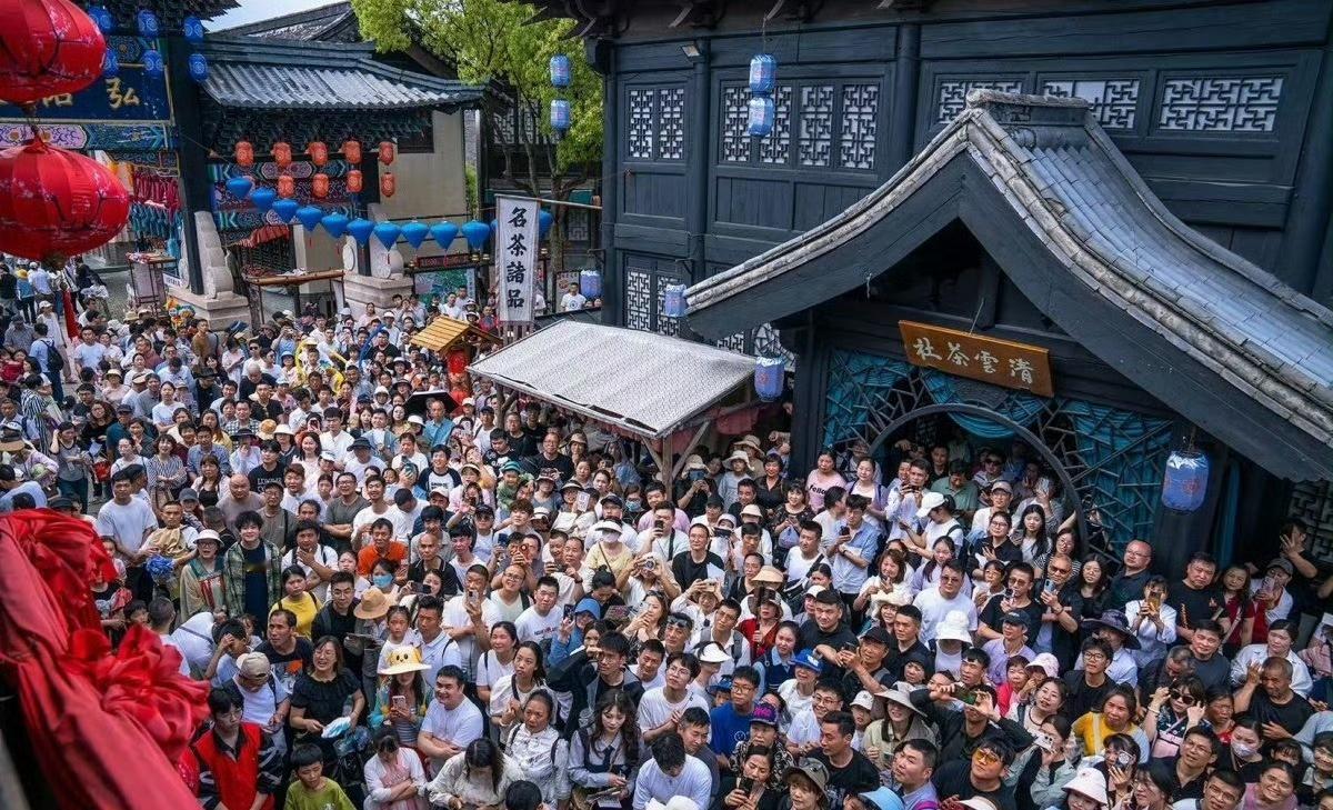 任嘉伦宋祖儿《无忧渡》有效播剧，带🔥实景拍摄地，现场人山人海! ​​​