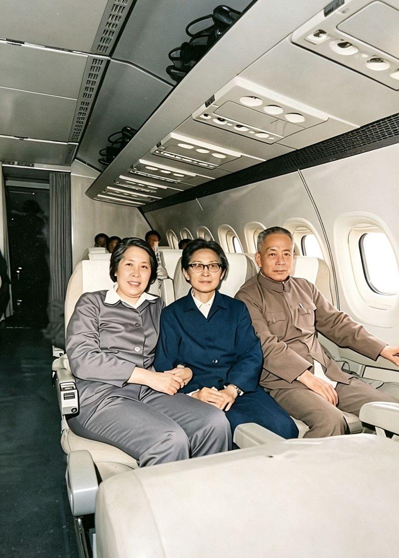 1980年航班飞机上，三位老前辈，如果你认识一位，历史专家非你莫属，不信你试试看