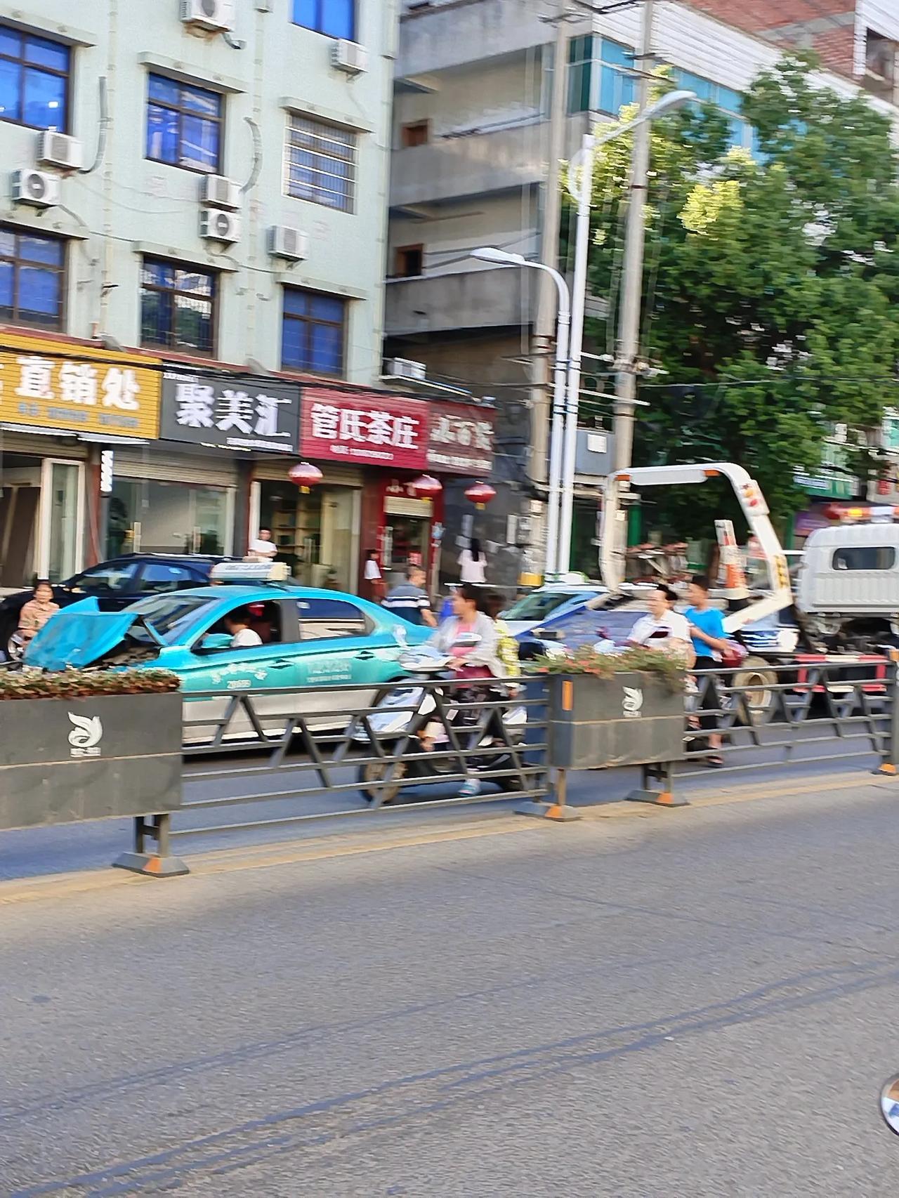 #捕捉街头瞬间# 道路交通事故救援现场，小心驾驶安全第一。