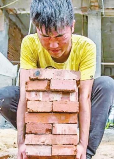 2019年，18岁的云南高考生林万东首先冲出考场，面对记者采访，他说：“就这题还