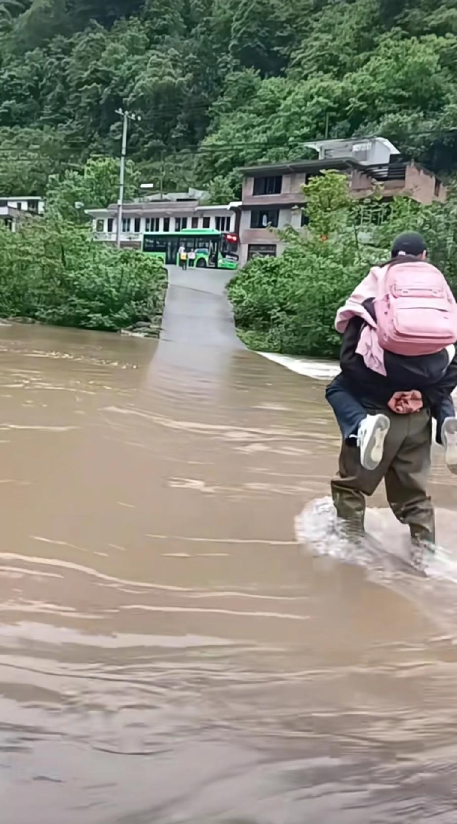 两名学生女孩走到河岸边，急得快哭了，可接下来的一幕，让人看着直呼感动了。

正是