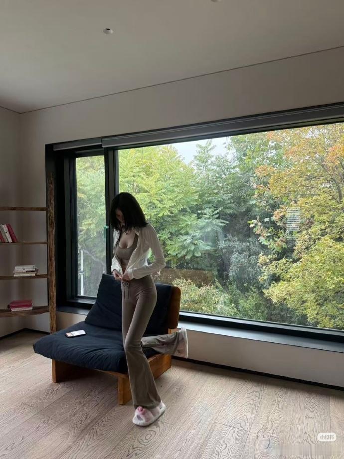 出月子一个月就可以恢复成这样，速度好快，不愧是超模！看起来像没生过一样