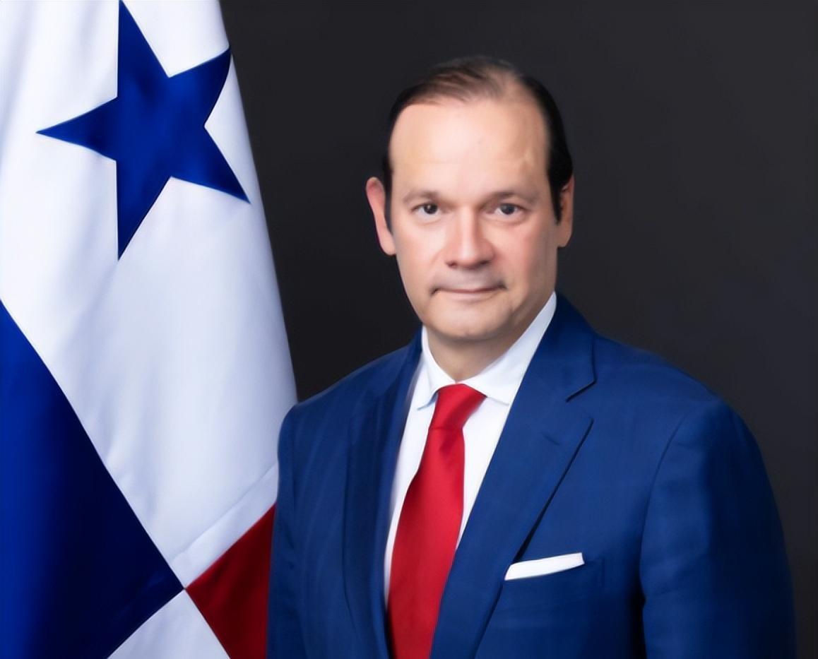 4月8日，巴拿马外交部长马丁内斯-阿查在国际镜头前显得有些“气急败坏”。

他对