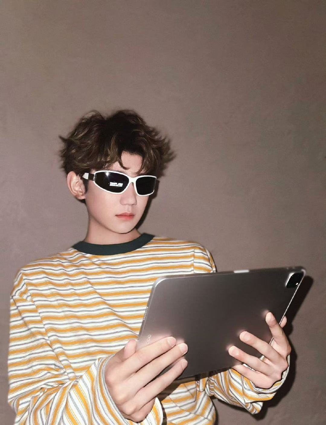 王源墨镜上有天津 王源墨镜写了天津 啊啊啊好帅啊啊啊啊 