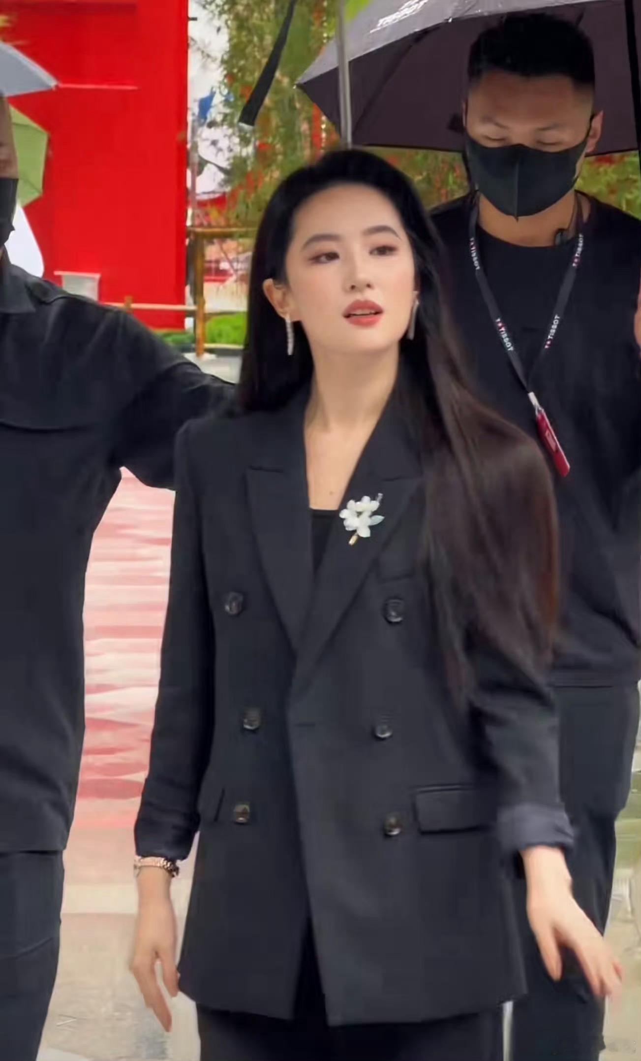 刘亦菲生图原相机直出依旧惊艳，温柔挥手氛围感十足。 