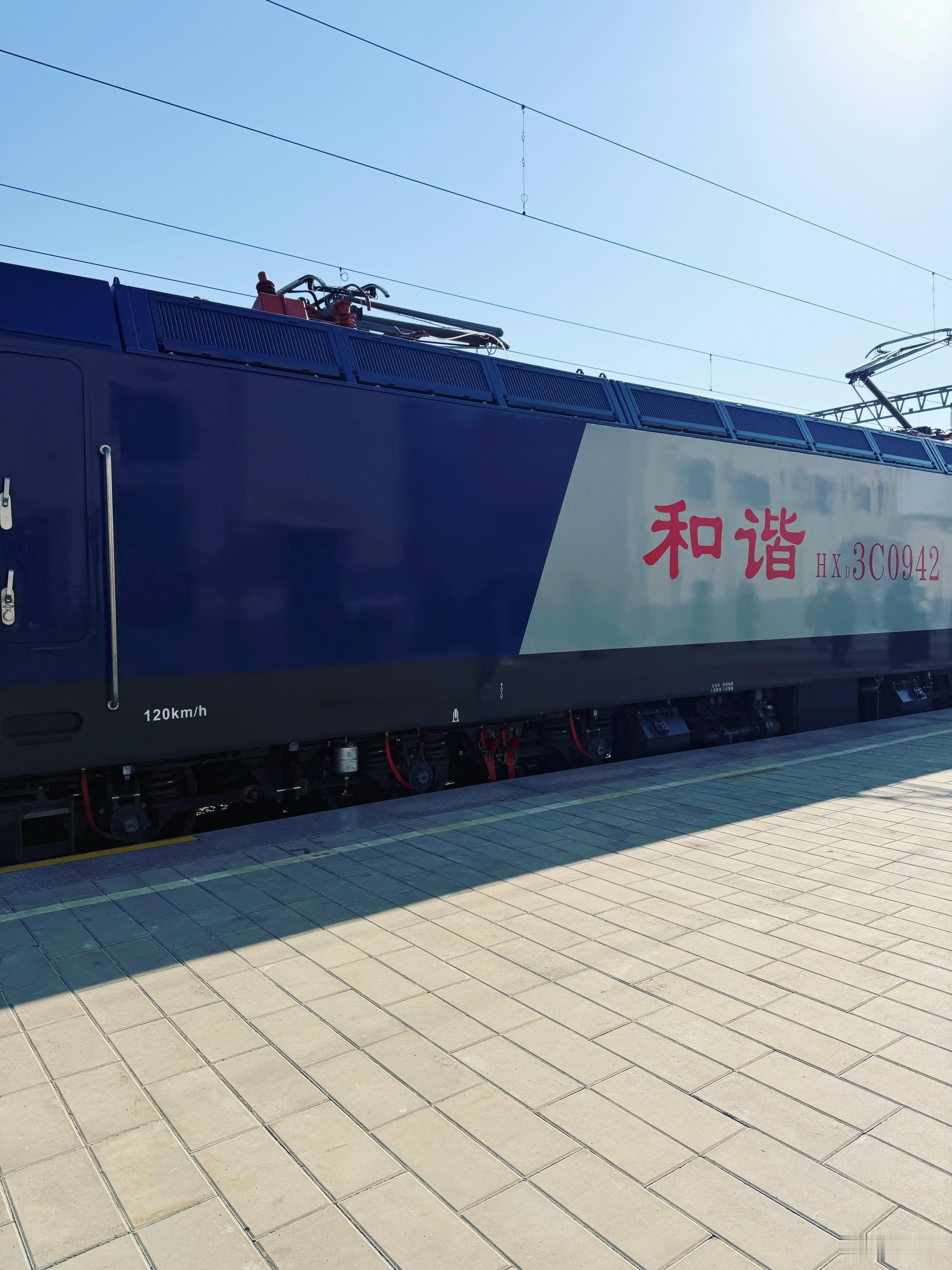 网友们，是不是有很多年没有做过绿皮火车了。绿皮火车